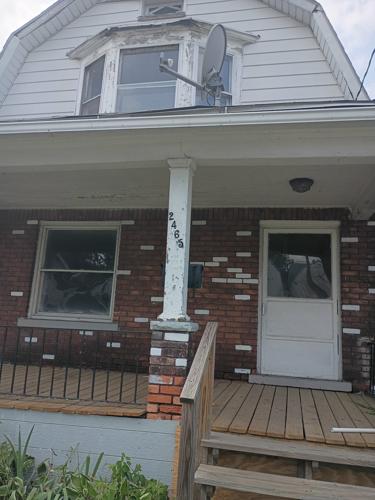 2465 Lawton Ave